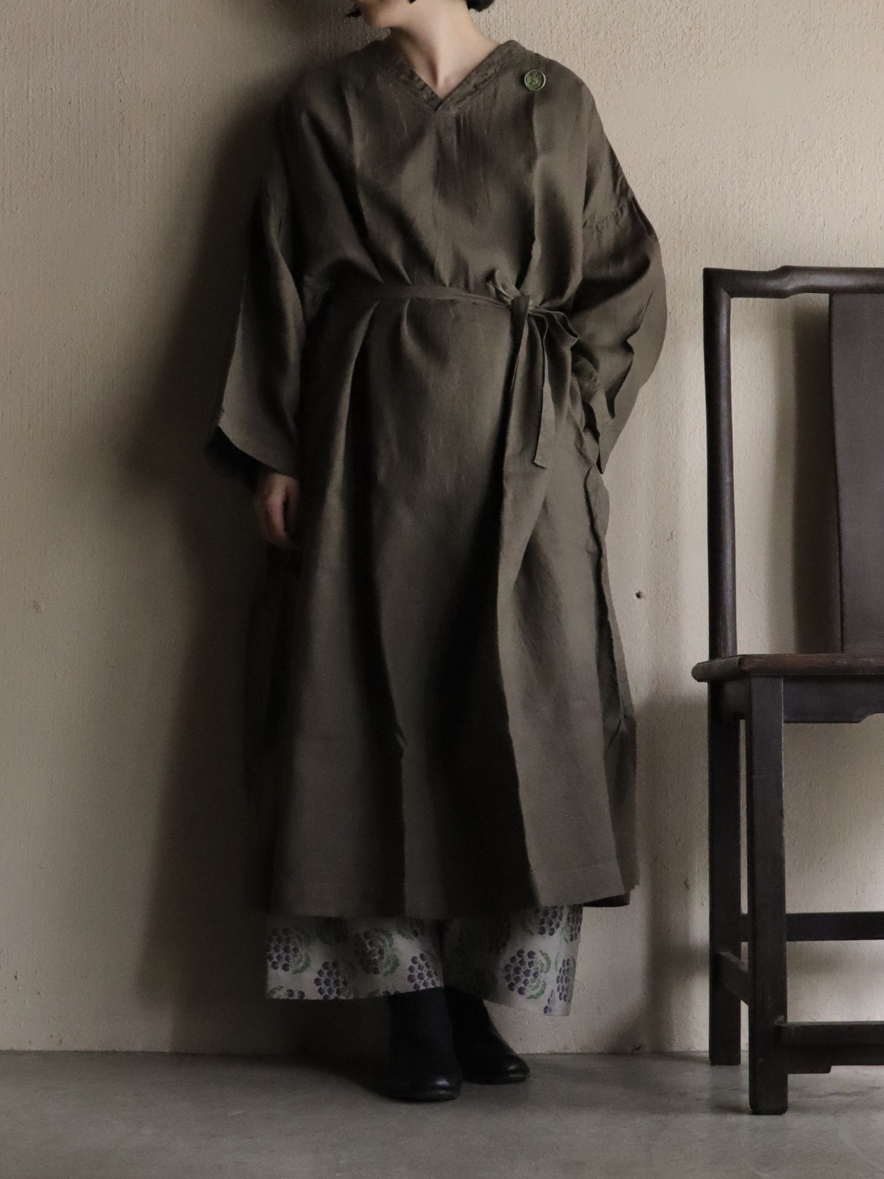 やわらか大麻ワンピース 蓬(濃) （UNISEX）−OP-06DC 草木染め− | mienisi